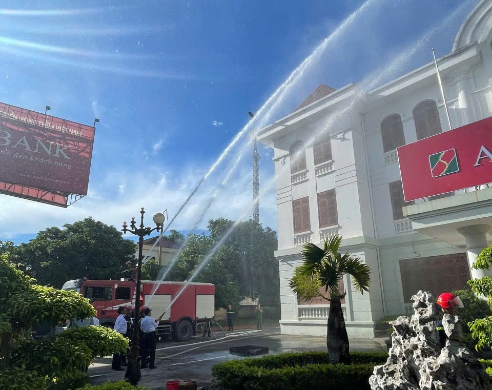Đội Chữa cháy và cứu nạn, cứu hộ khu vực 8: Thực tập phương án chữa cháy và cứu nạn tại trụ sở Agribank (Chi nhánh Cẩm Giàng - Hải Dương)